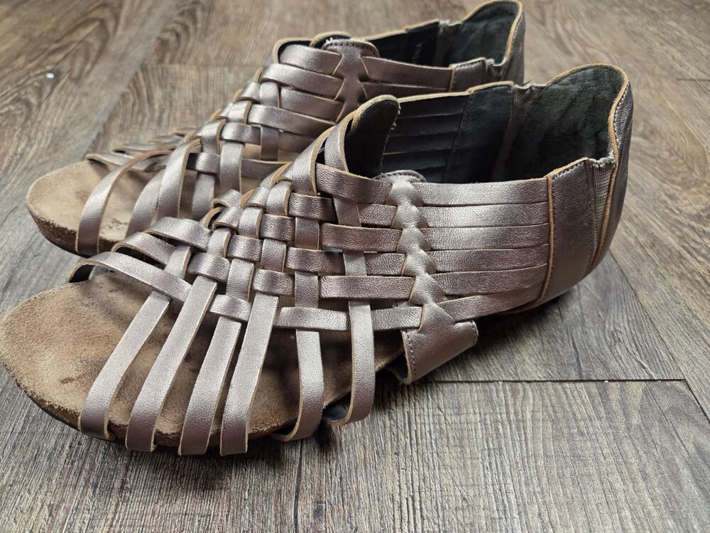 Chocolat Blu Vivienne Metallic Leather Woven Strappy Sandals Shoes US Size 9